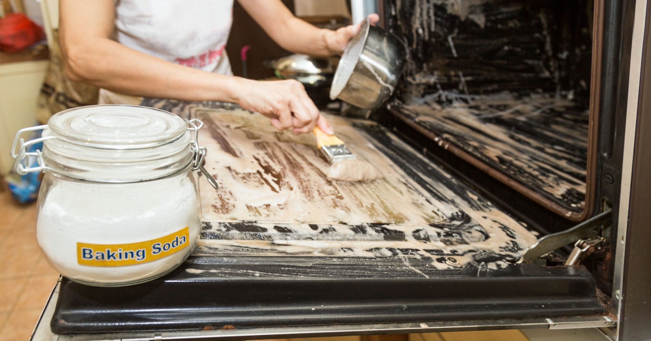 Clean the oven with baking soda
