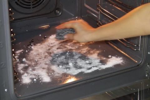 Coating the baking soda paste on the oven