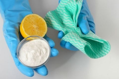 Baking soda and lemon to clean the cabinet