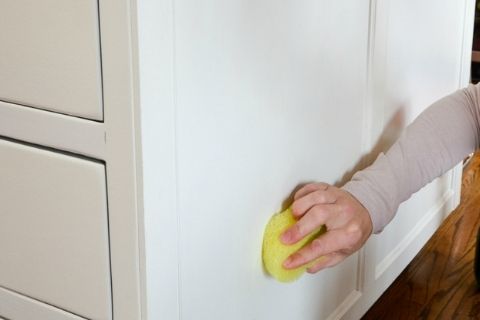 Clean the cabinet oil stain with dishwashing liquid