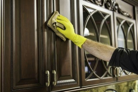 Clean the cabinet oil stain with white vinegar and water