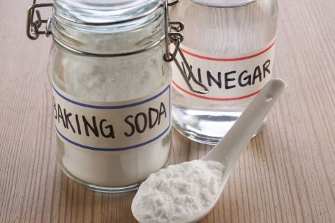 Clean-the-head-with-white-vinegar-and-baking-soda