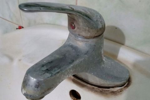 Clean the kitchen sprayer faucets when they are discolored