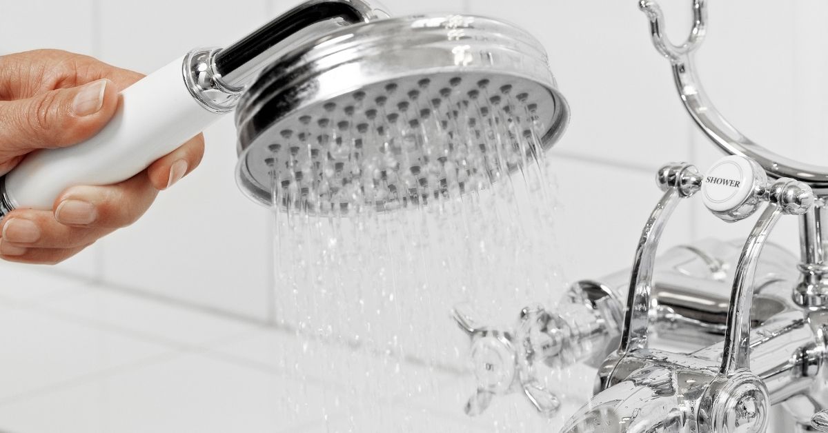 Clean showerhead with vinegar