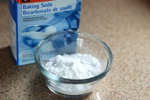 How to clean your hairbrush with baking soda