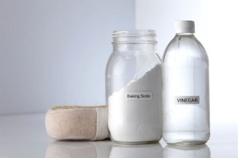 Using vinegar to clean toilet tank