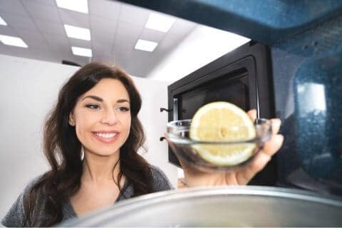 Deodorize the microwave to clean it