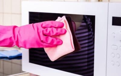How to clean the microwave effectively?