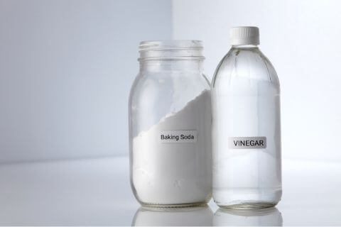 Unclog-toilet-drains-with-white-vinegar-and-baking-soda