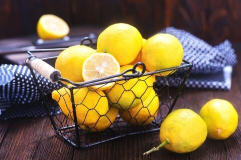 clean-bathroom-drains-naturally-using-fresh-lemon