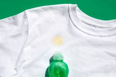 Dropping-dish-soap-on-oil-stains