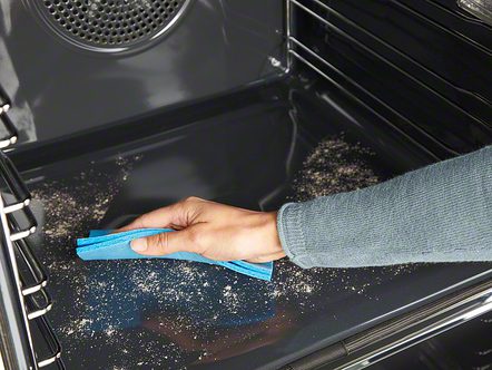 cleaning-an-oven