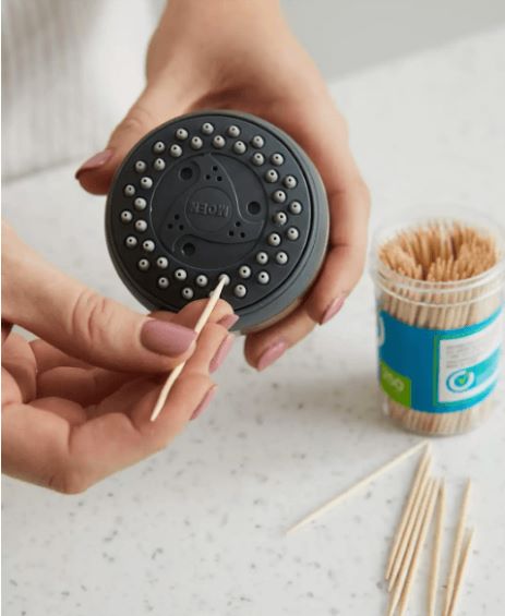 cleaning-shower-head-with-toothpick