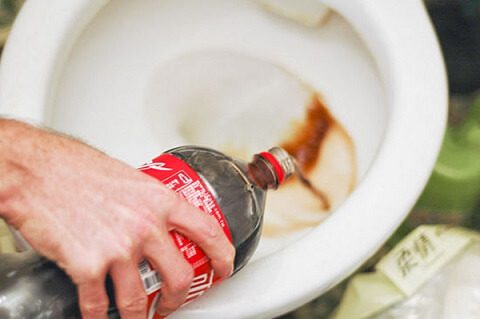 cleaning-toilet-with-Coke
