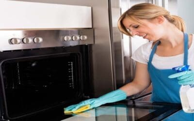 How to clean a microwave naturally and safely