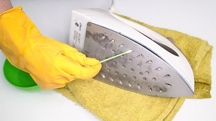 how-to-clean-an-iron-with-Teflon-coating
