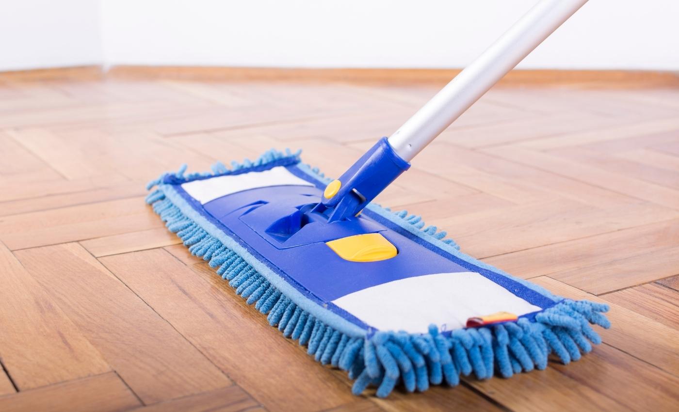 Vacuum-hardwood-floors-on-weekly-basis