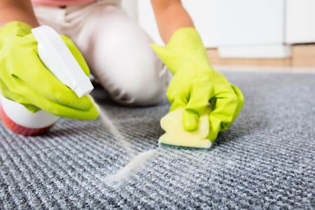 Cleaning carpet stain using spray