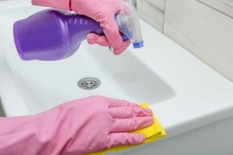 Cleaning-ceramic-bathroom-sink