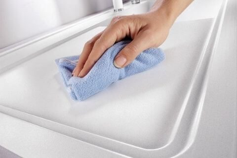 Cleaning-ceramic-kitchen-sink
