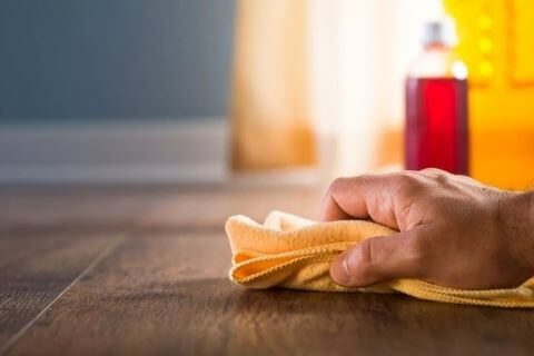 Cleaning-stains-on-laminate-floors