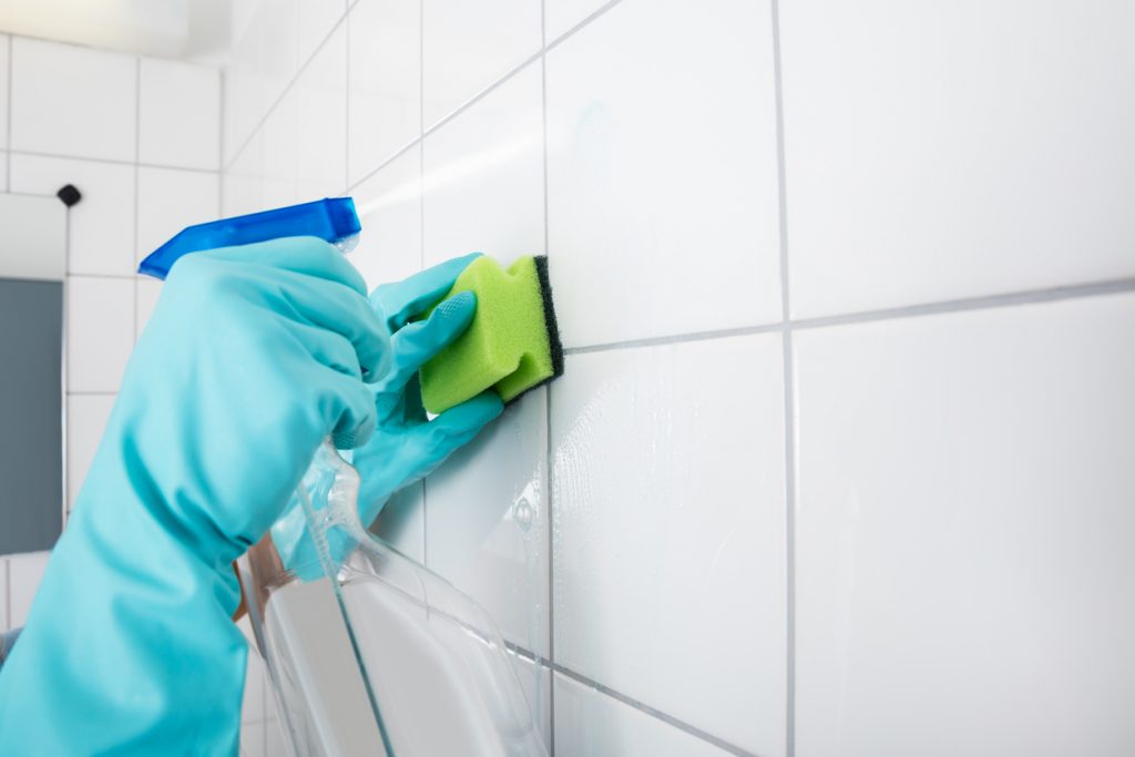 cleaning-ceramic-tiles-with-vinegar