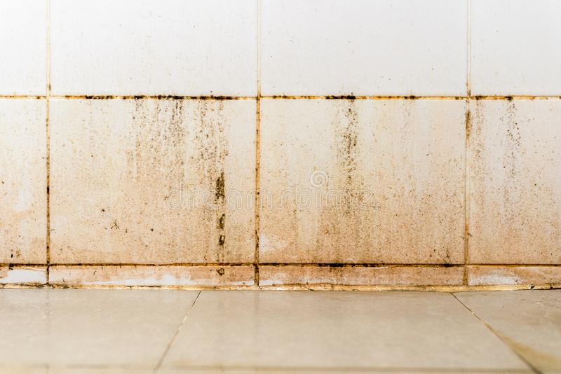 dirty-ceramic-wall-bathroom