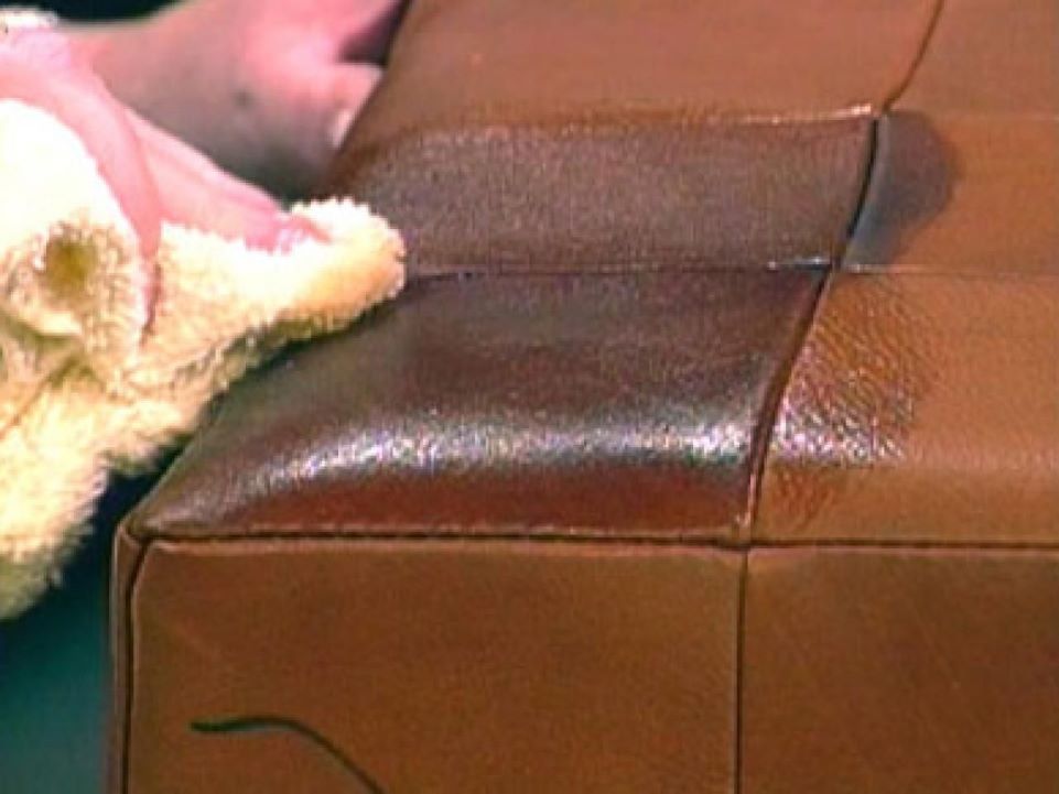 Remove grease & oil stains from a leather sofa (Source: Internet)