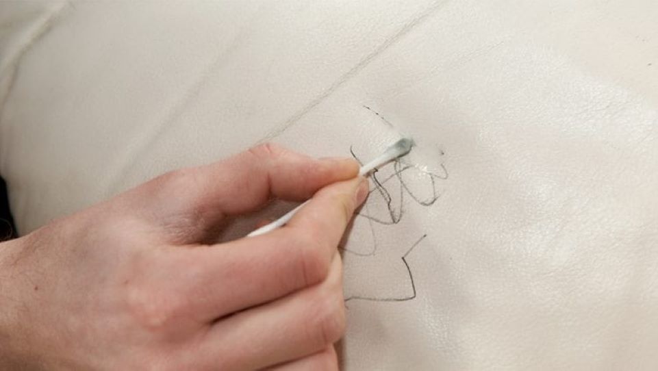 Remove paint or ink stains from a leather sofa (Source: Internet)