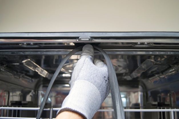 Cleaning the dishwasher gasket