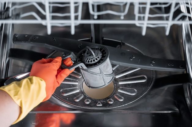 Cleaning the filter of a dishwasher 