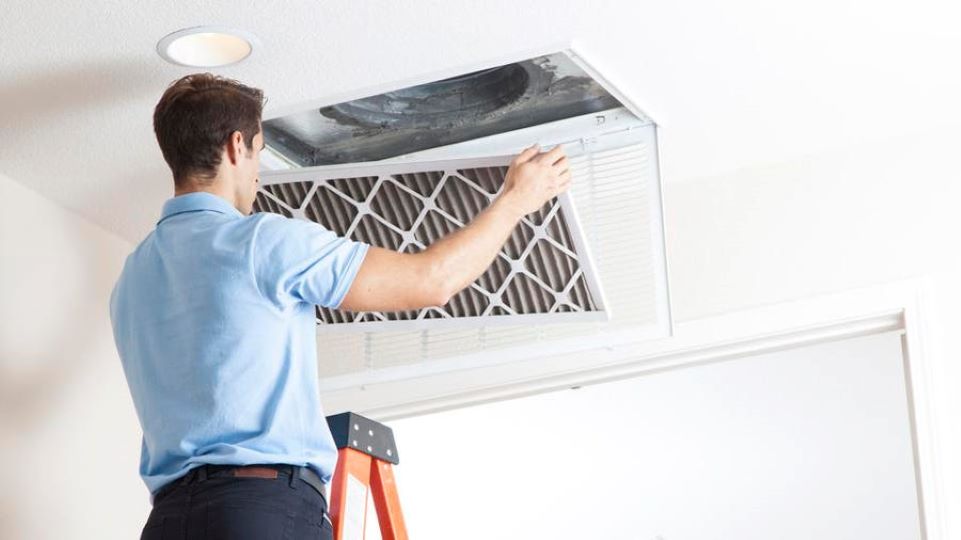 Cleaning and replacing the air filter (Source: Internet)