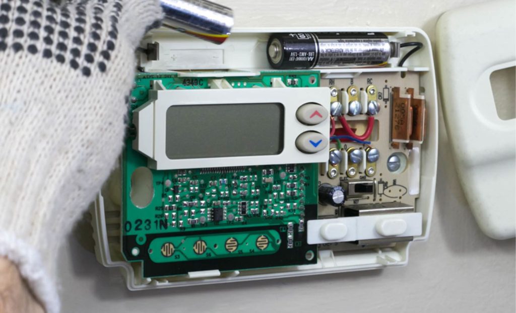 Lack of battery may be the reason why your thermostat is not working (Source: Internet)
