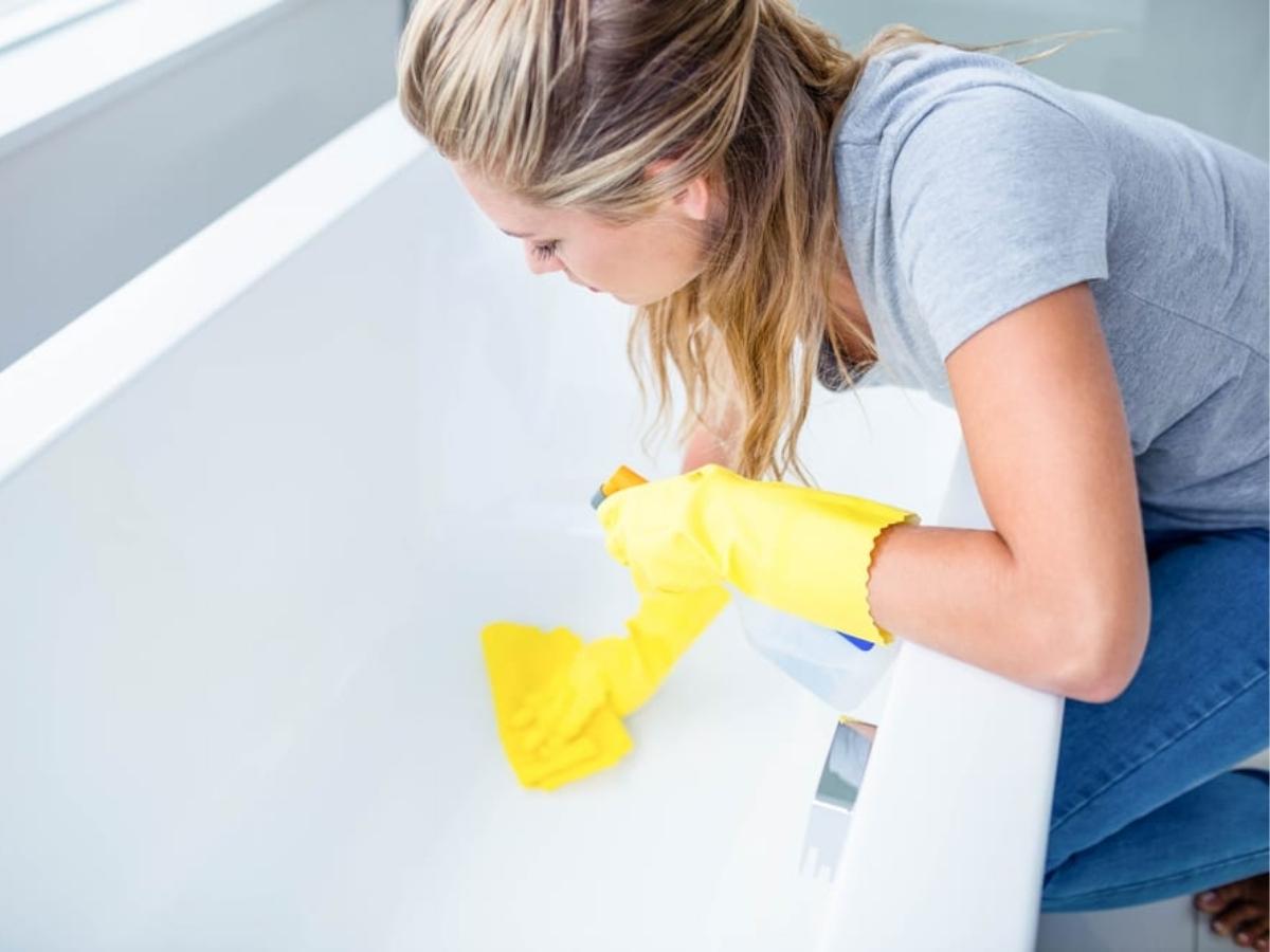 How to Clean Bathtub Stains Stepbystep guide Sparkling and Beyond