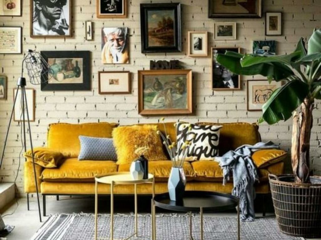 Green and brass accents living room (Source: Internet)