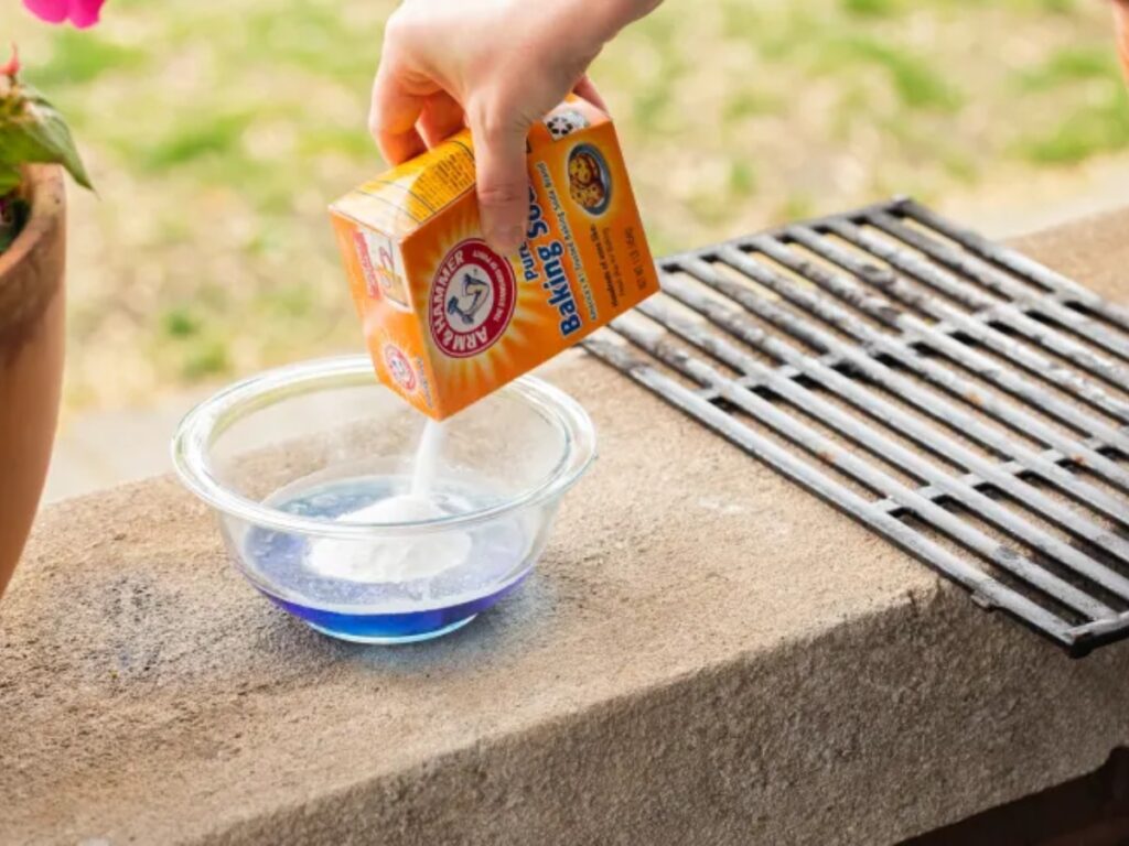 Clean grill gate with baking soda (Source: Internet)