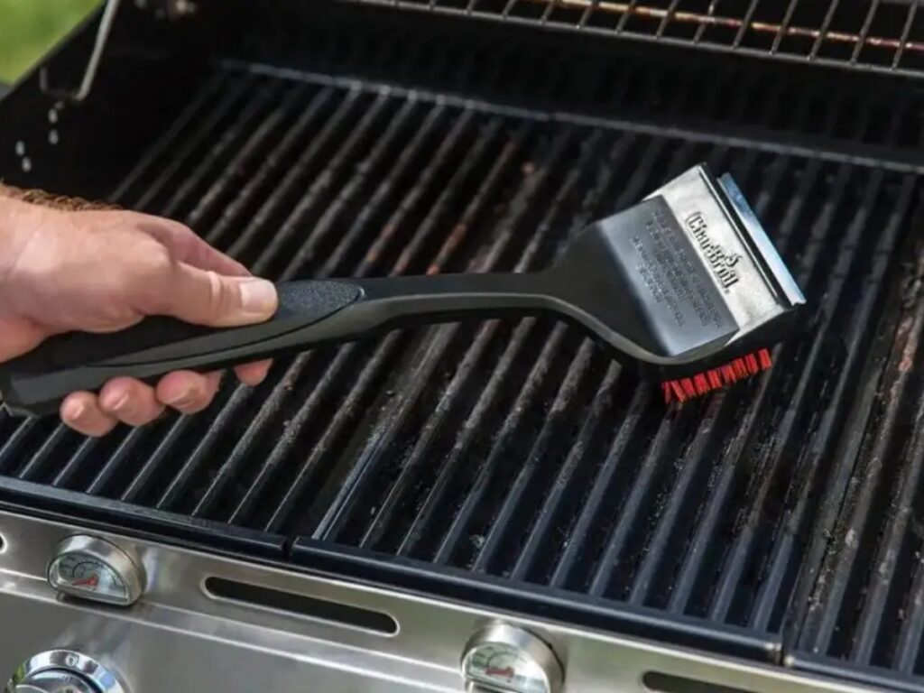 Clean the grill gate without removing it (Source: Internet)