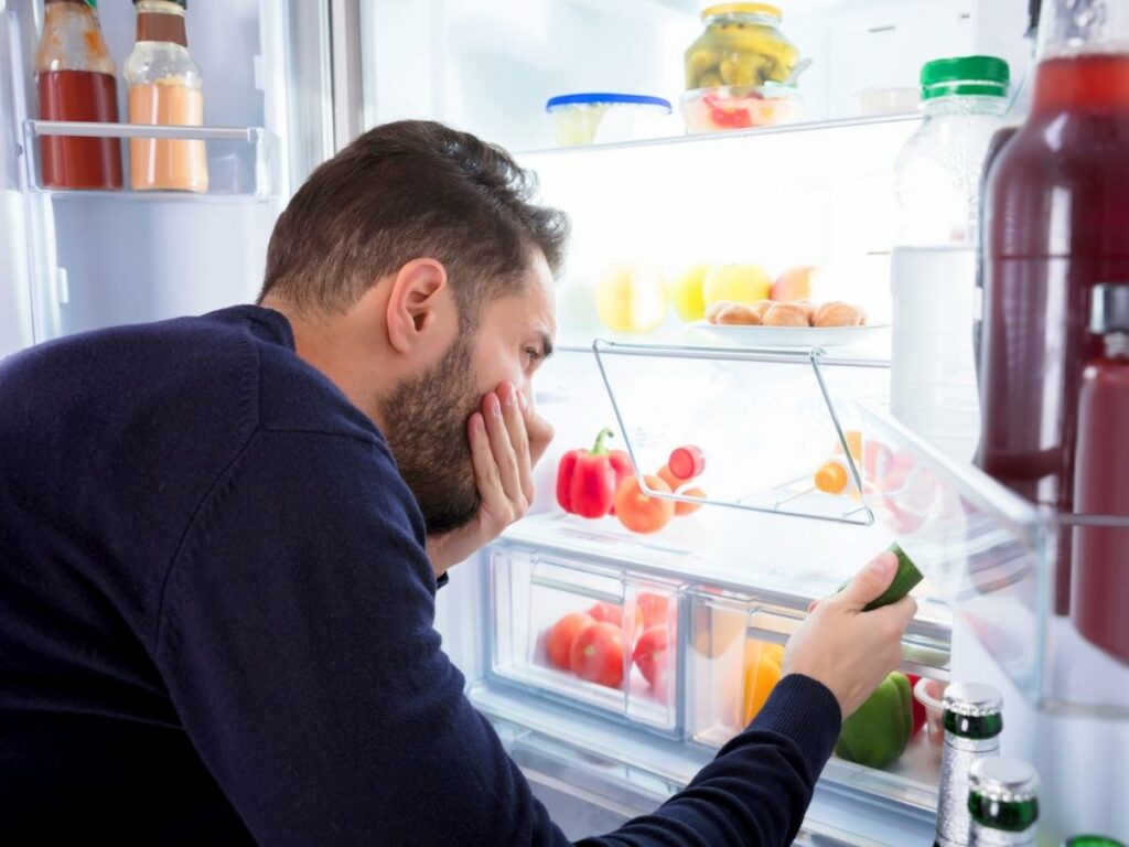 Fridge smells bad (Source: Internet) 