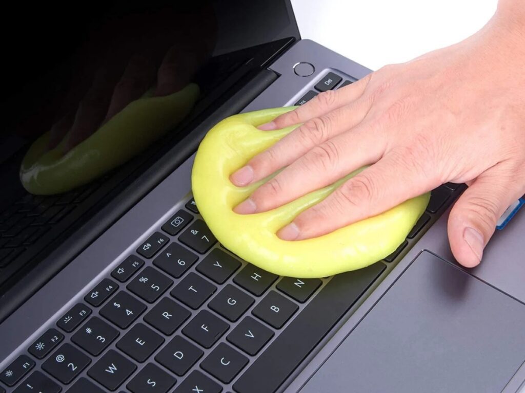 How to clean a laptop keyboard manually (Source: Internet)