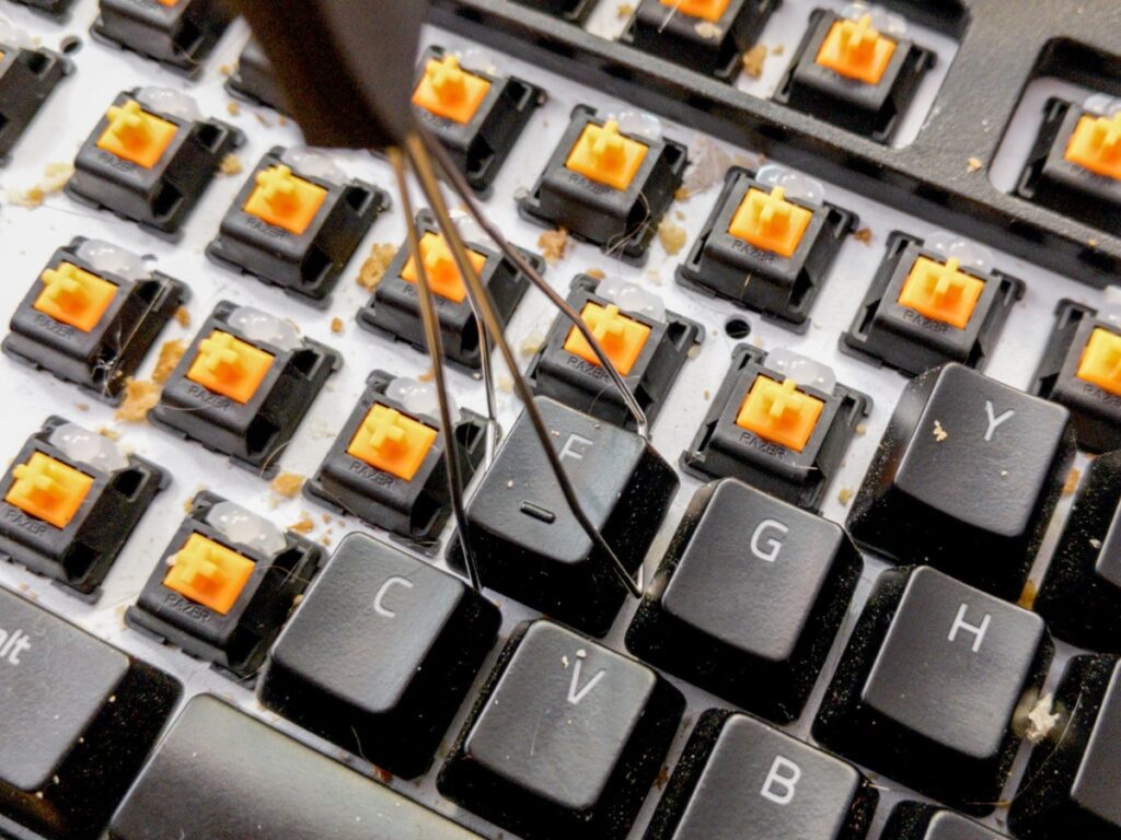 Remove keys from a mechanical keyboard (Source: Internet)