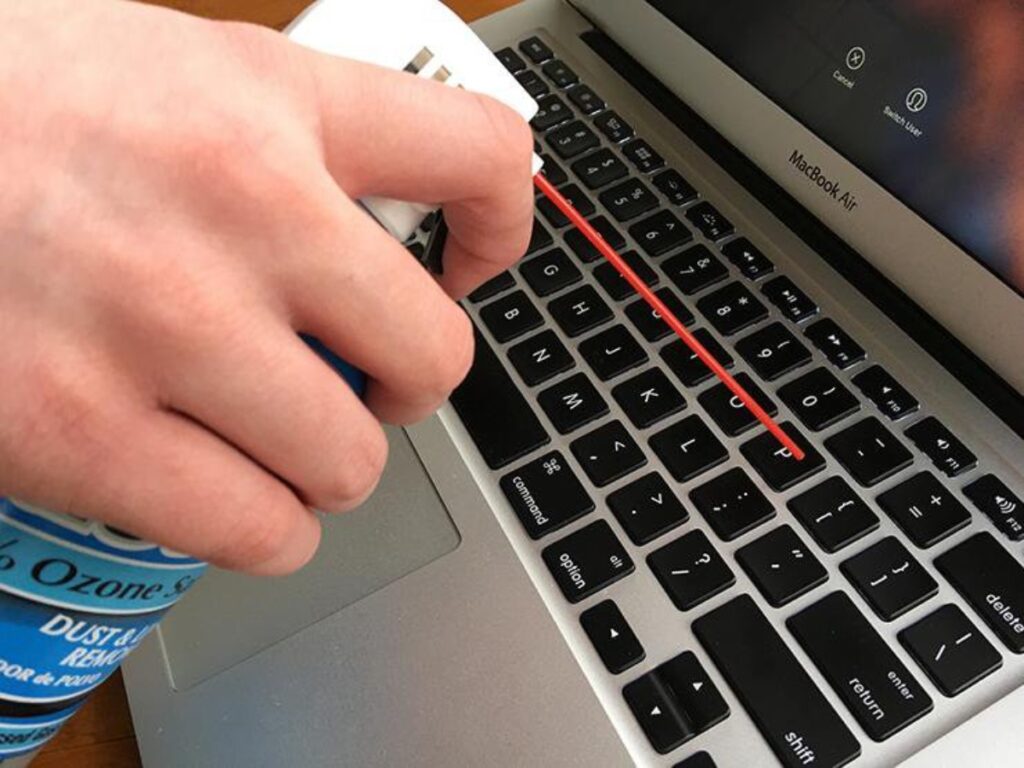 Use compressed air to clean a laptop keyboard (Source: Internet)