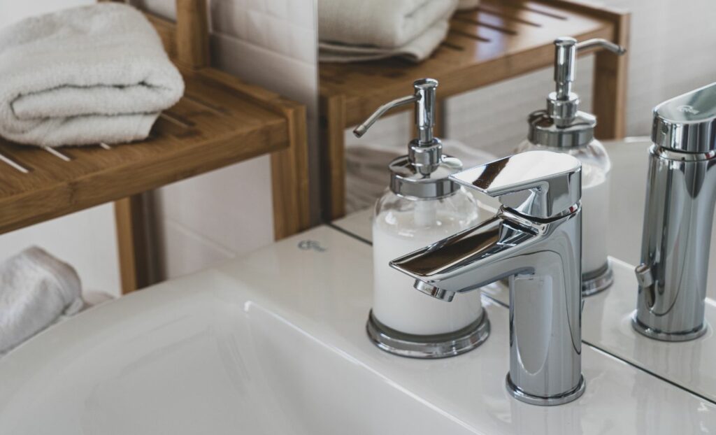 Use a clean towel and a small bit of baby oil to thoroughly clean your chrome fixtures and faucets (Source: Internet)