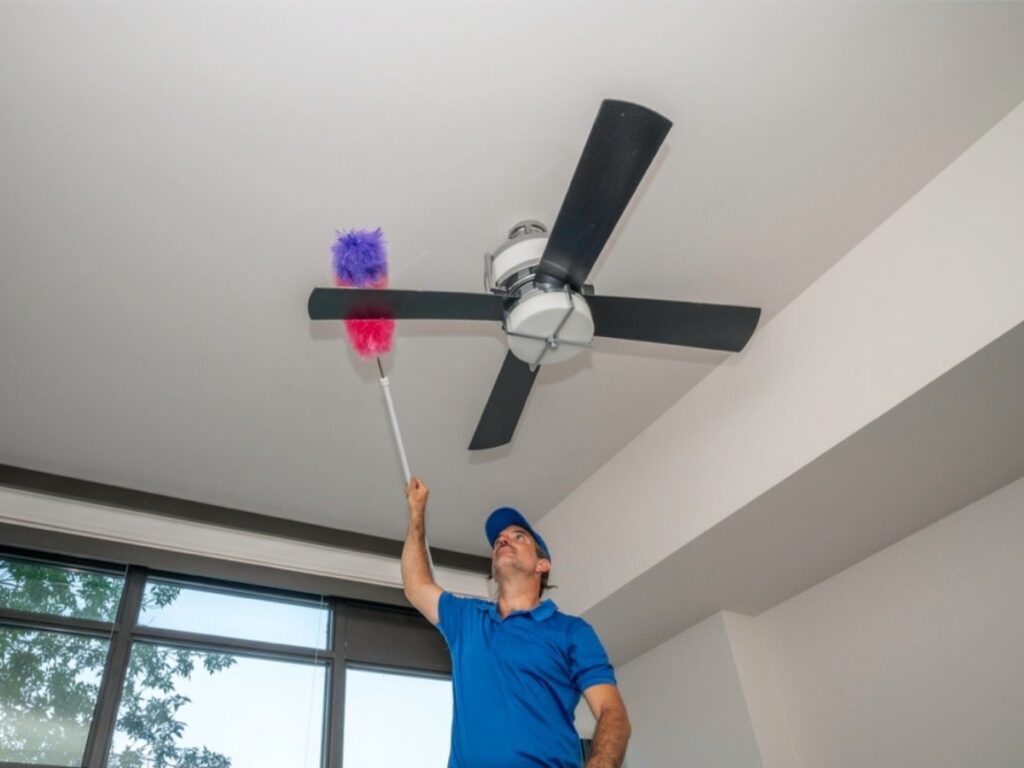 Clean a ceiling fan (Source: Internet)