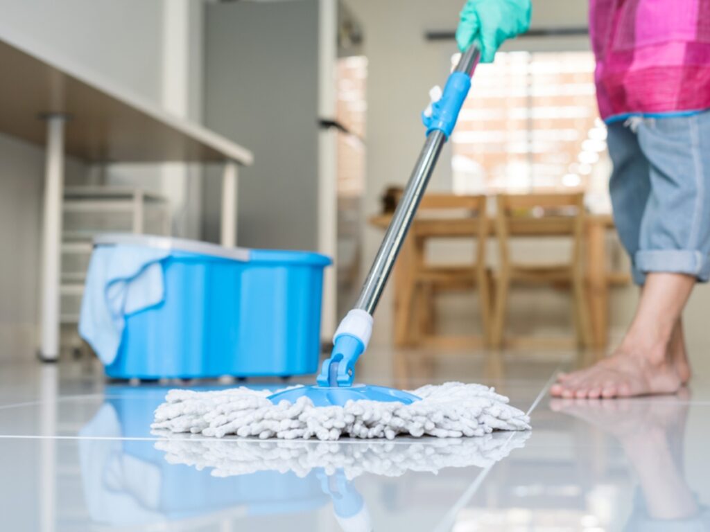 Clean the floor (Source: Internet)