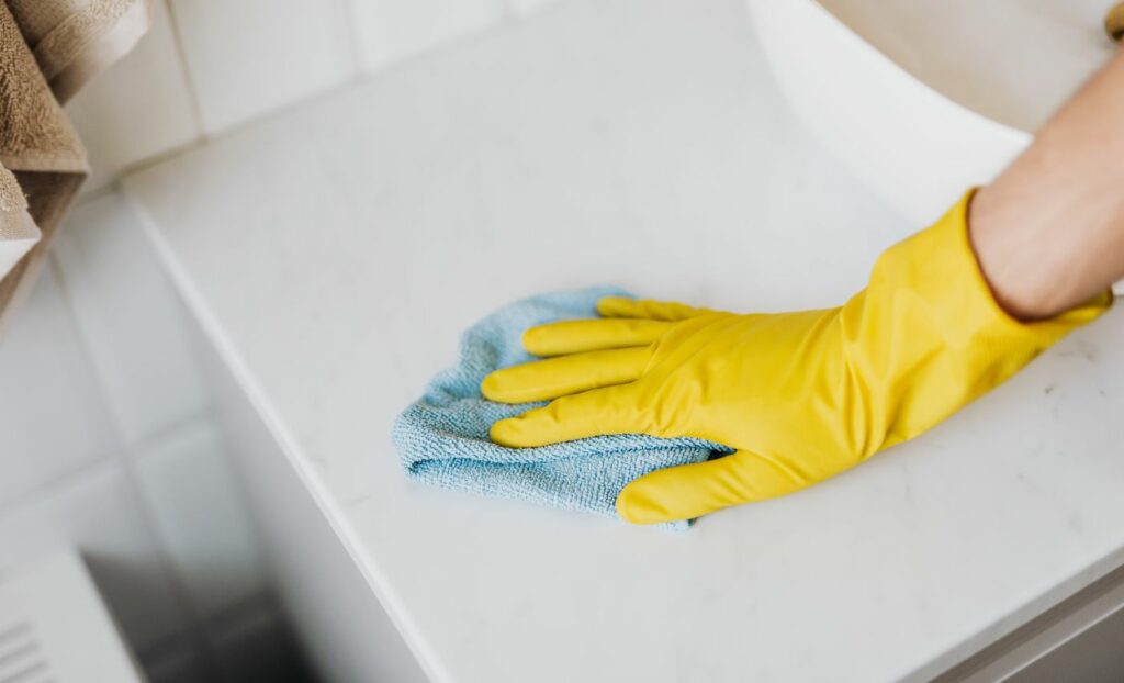 Apply a cleaning solution to the sink's bowl and scrub it carefully (Source: Internet)