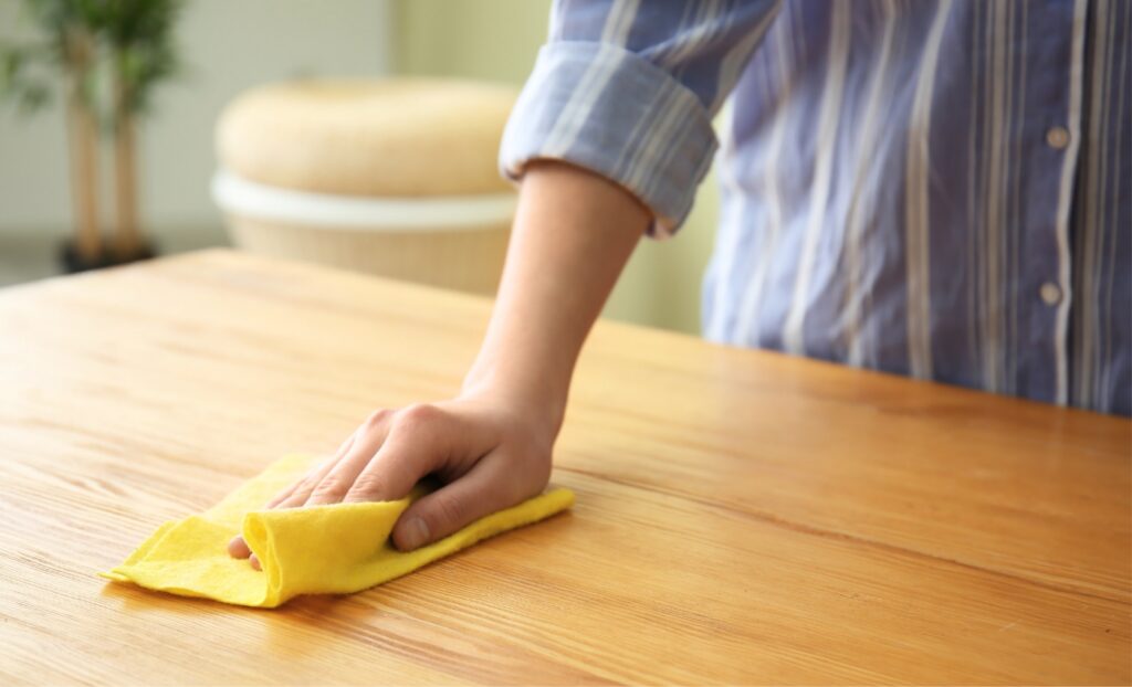 Removing a mark on wooden furniture (Source: Internet)