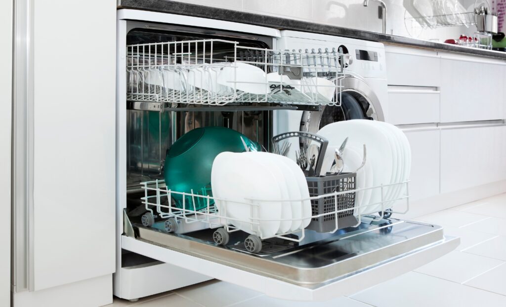 You ought to clean your dishwasher after a few uses (Source: Internet)