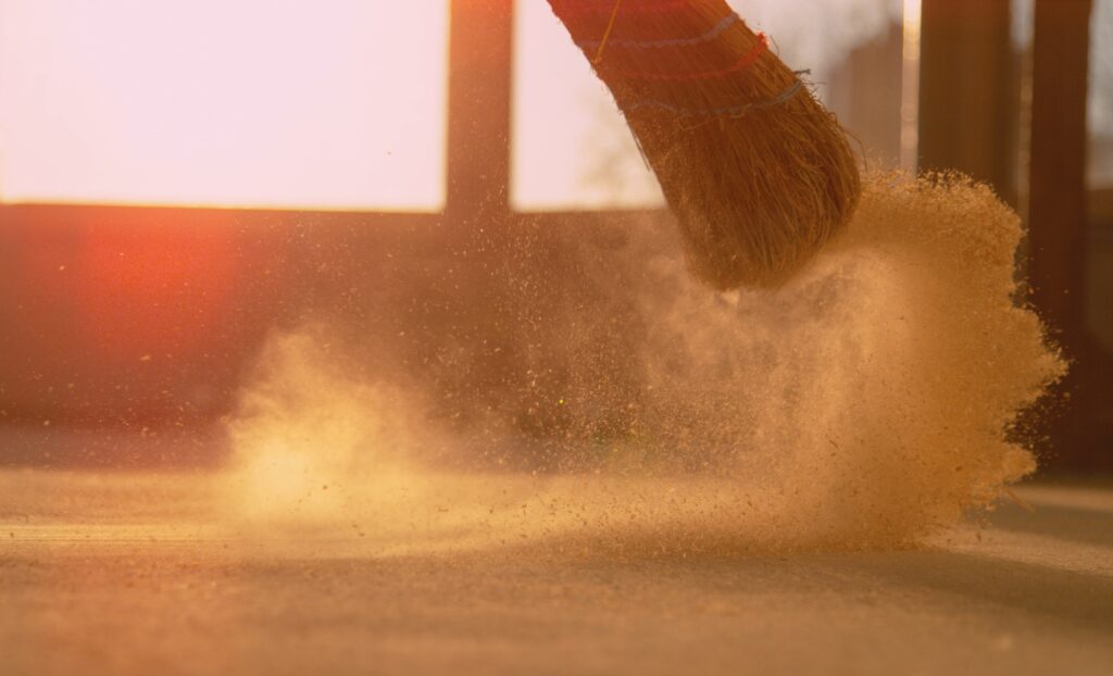 Sweep using a broom is a simple way (Source: Internet)