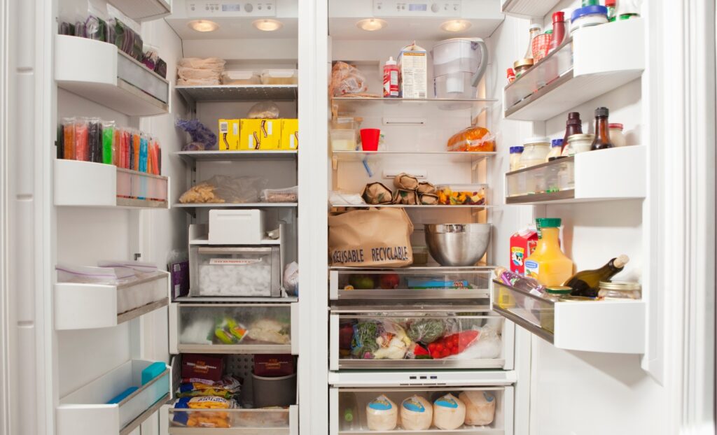Your kitchen can improve in a variety of ways with a clean refrigerator (Source: Internet)