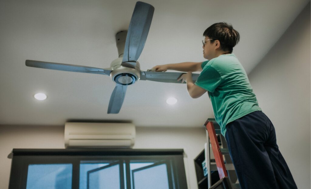 Clean ceiling fan will be a good hack (Source: Internet)